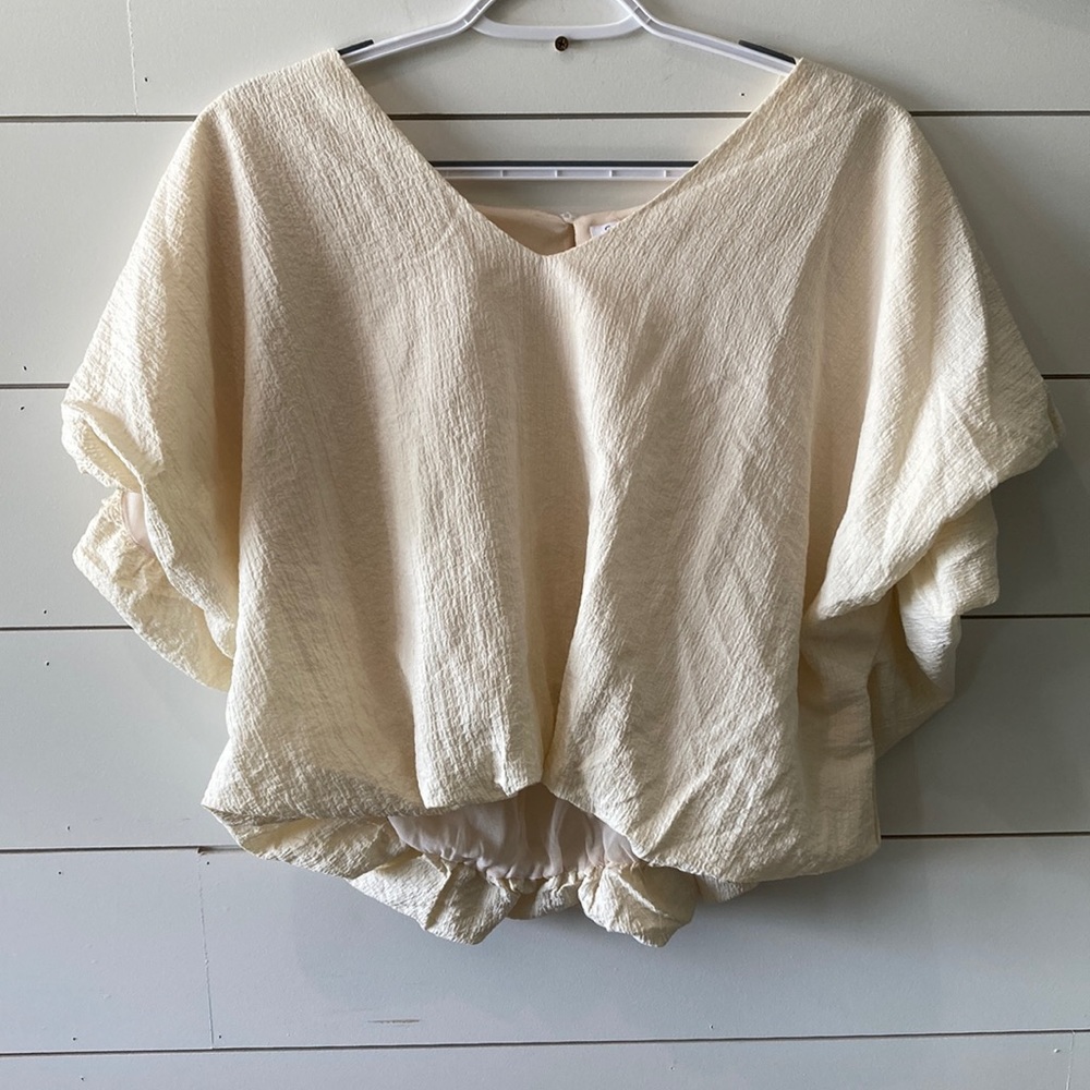 CALISTA. Cream blouse. Short sleeves.